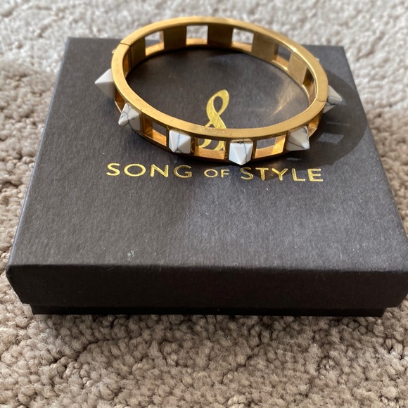 Song of Style howlite marble pyramid stud bangle bracelet white/gold - Picture 1 of 9